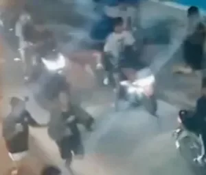 Kabupaten Bekasi - Tangkapan layar video tawuran viral di Desa Sriamur, Tambun Utara, Kabupaten Bekasi.