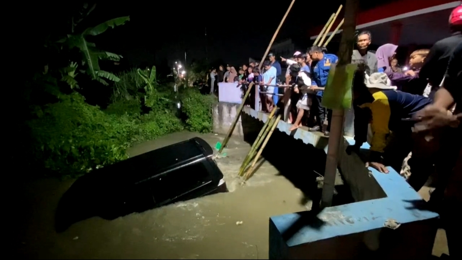 Kabupaten Bekasi - Sebuah minibus yang mengangkut 11 orang penumpang dilaporkan terjun ke aliran kali irigasi di Kampung Kedaung, Desa Babelan Kota, Kecamatan Babelan, Kabupaten Bekasi, Minggu malam (6/7/2025).