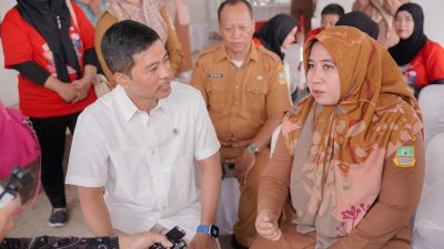 Kabupaten Bekasi - Wakil Menteri Kesehatan RI, Dante Saksono Harbuwono, melakukan kunjungan kerja ke Desa Sukadami, Kecamatan Cikarang Selatan, Kabupaten Bekasi, belum lama ini.