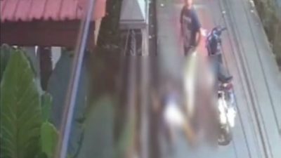 Kota Bekasi - Tangkapan layar video pria ditemukan tewas diduga akibat serangan jantung saat berjalan kaki di sebuah gang di Kelurahan Duren Jaya, Kecamatan Bekasi Timur, Kota Bekasi, pada Jumat pagi (11/7/2025), pukul 05.45 WIB.