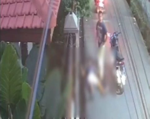 Kota Bekasi - Tangkapan layar video pria ditemukan tewas diduga akibat serangan jantung saat berjalan kaki di sebuah gang di Kelurahan Duren Jaya, Kecamatan Bekasi Timur, Kota Bekasi, pada Jumat pagi (11/7/2025), pukul 05.45 WIB.