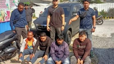 Kabupaten Bekasi - Anggota Polsek Cikarang Pusat saat mengamankan para pelaku begal di Jalan Raya Hegarmukti Kampung Tegal Mulya RT 001/RW 006 Desa Hegarmukti, Kecamatan Cikarang Pusat, Kabupaten Bekasi, Rabu (30/7/2025). DOK HUMAS POLRES