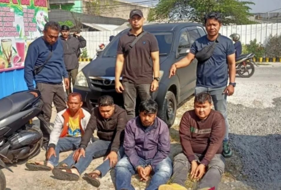 Kabupaten Bekasi - Anggota Polsek Cikarang Pusat saat mengamankan para pelaku begal di Jalan Raya Hegarmukti Kampung Tegal Mulya RT 001/RW 006 Desa Hegarmukti, Kecamatan Cikarang Pusat, Kabupaten Bekasi, Rabu (30/7/2025). DOK HUMAS POLRES