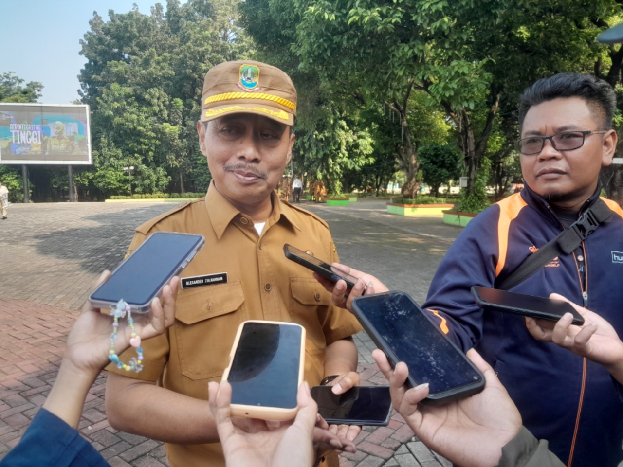 Kota Bekasi - Plt Kepala Dinas Pendidikan Kota Bekasi, Alexander Zulkarnain, usai apel pagi di lingkungan Kantor Pemerintah Kota Bekasi, Senin (21/7/2025).