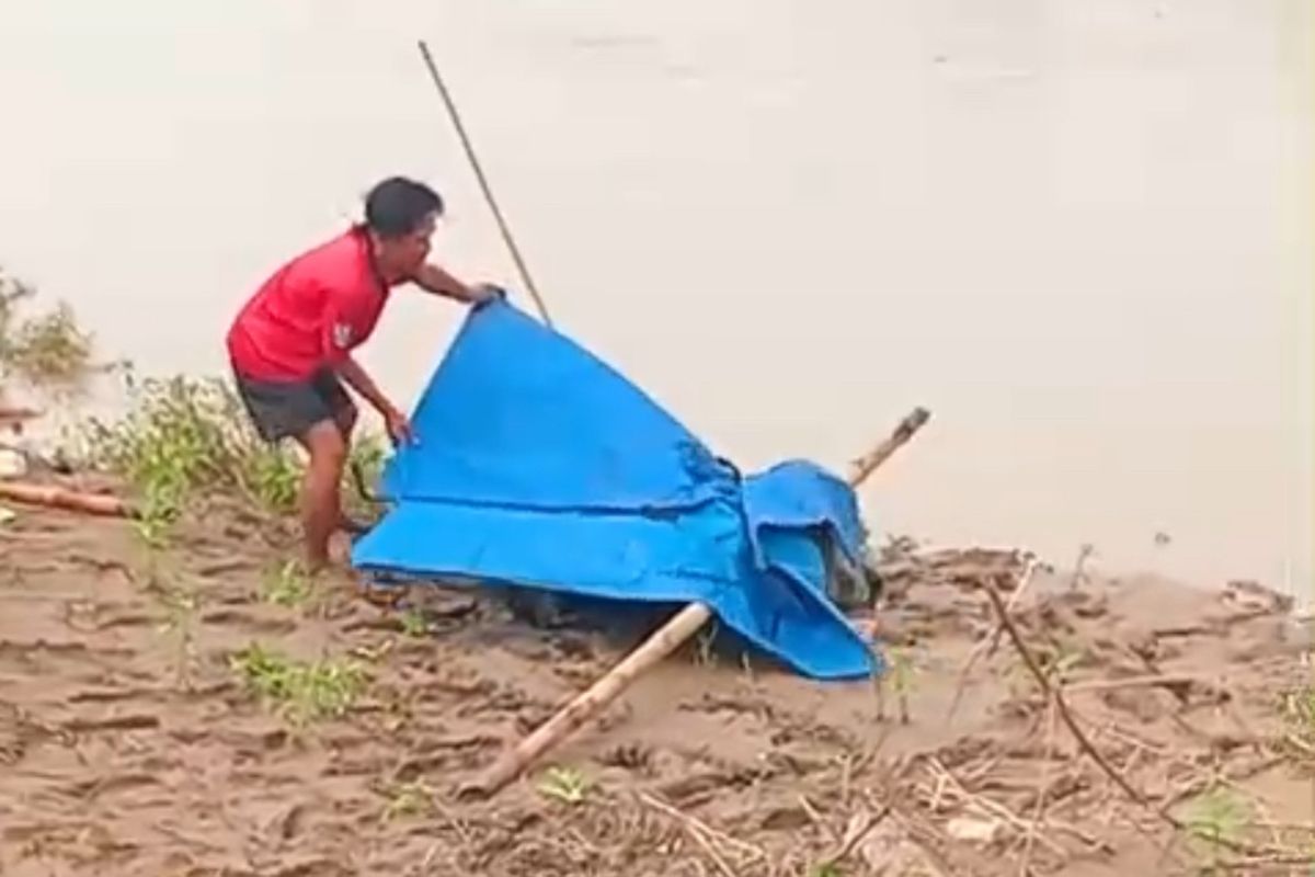 Kabupaten Bekasi - Sesosok mayat wanita tanpa busana ditemukan mengambang di aliran Sungai Citarum, tepatnya di wilayah Kecamatan Kedungwaringin, Kabupaten Bekasi, pada Kamis (3/7/2025).