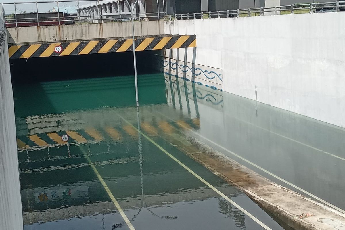 Kota Bekasi - Banjir di Uderpass MM2100 jernih seperti kolam renang.