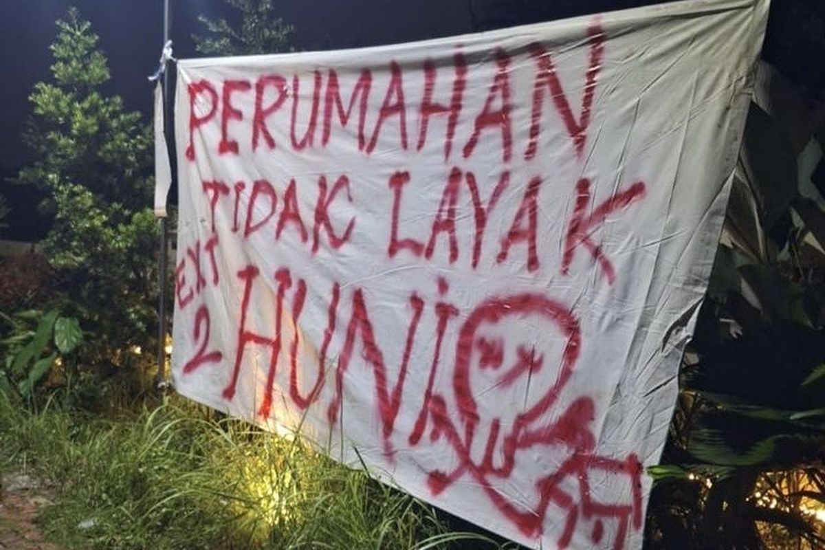 Kabupaten Bekasi - Spanduk protes warga perumahan langganan banjir di Serang Baru, Kabupaten Bekasi.