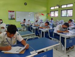 Disdik Kota Bekasi Bakal Tambah Meja dan Kursi di Sekolah Negeri yang Over Siswa