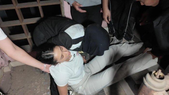 Bekasi - Aghniny Haque, dilaporkan pingsan selama hampir 10 menit saat melakukan penelusuran lokasi angker bersama tim podcast horor Maiia True Story, pada Rabu malam (10/7/2025).
