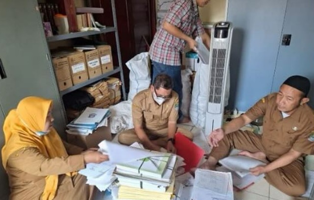 Kota Bekasi - Badan Pengelolaan Keuangan dan Aset Daerah (BPKAD) Kota Bekasi melalui Bidang Aset melaksanakan kegiatan pemilahan arsip aset daerah.