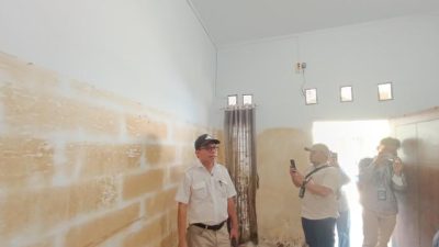 Kabupaten Bekasi - Kondisi perumahan The Arthera Hill 2 di Kabupaten Bekasi, Jawa Barat, saat ditinjau Kementerian PKP pada Minggu (27/7/2025). Perumahan ini enam kali dilanda banjir selama kurang dari setahun.