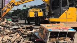 Kota Bekasi - Pembongkaran bangunan liar serta penertiban pedagang kaki lima (PKL) di sepanjang Jalan KH Noer Ali (Kalimalang), Kelurahan Pekayon Jaya, Kecamatan Bekasi Selatan, Kamis (24/7/2025).