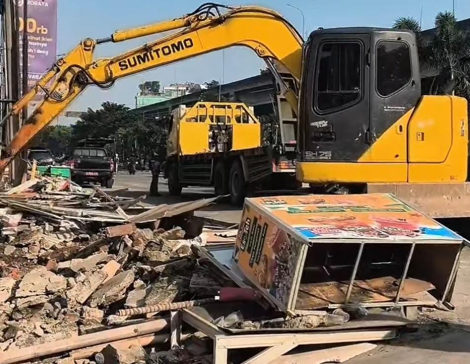 Kota Bekasi - Pembongkaran bangunan liar serta penertiban pedagang kaki lima (PKL) di sepanjang Jalan KH Noer Ali (Kalimalang), Kelurahan Pekayon Jaya, Kecamatan Bekasi Selatan, Kamis (24/7/2025).