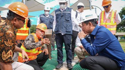 Kabupaten Bekasi - Menteri Lingkungan Hidup, Hanif Faisol Nurofiq memeriksa cerobong asap