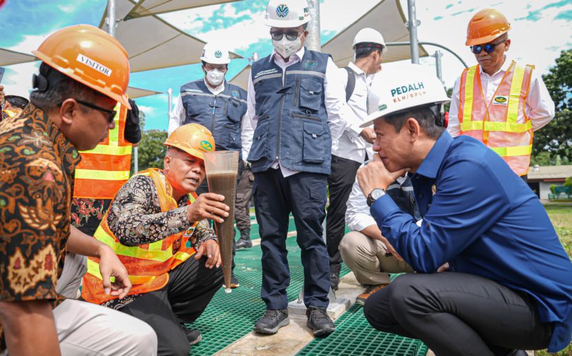 Kabupaten Bekasi - Menteri Lingkungan Hidup, Hanif Faisol Nurofiq memeriksa cerobong asap