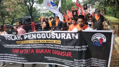 Kota Bekasi - Puluhan warga dari Kampung Pangkalan Bambu, RT 005/RW 01, Kelurahan Marga Jaya, Kecamatan Bekasi Selatan, melakukan aksi long march menuju kantor Wali Kota Bekasi, Kamis (3/7/2025).