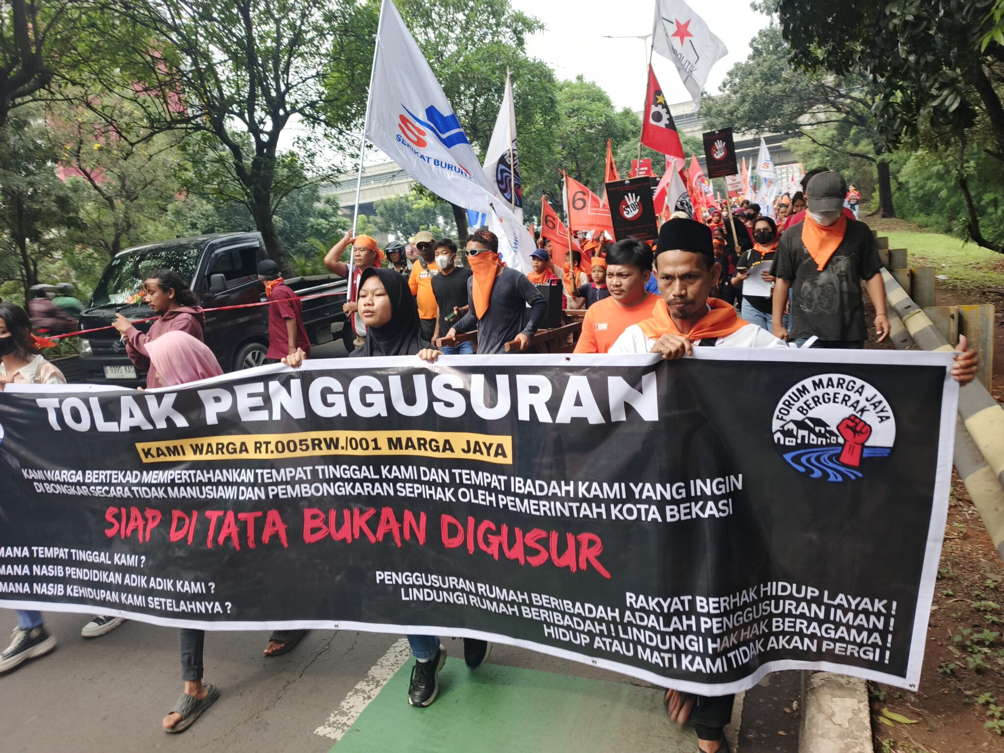 Kota Bekasi - Puluhan warga dari Kampung Pangkalan Bambu, RT 005/RW 01, Kelurahan Marga Jaya, Kecamatan Bekasi Selatan, melakukan aksi long march menuju kantor Wali Kota Bekasi, Kamis (3/7/2025).