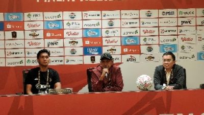 Kota Bekasi - Coach Rahmad Darmawan saat Press Conference pra laga di Stadion SUGBK, pada Sabtu (5/7/2025).
