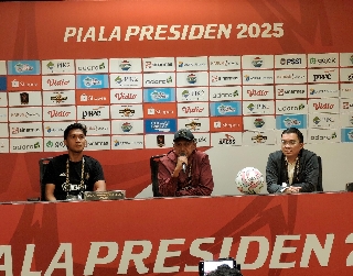 Kota Bekasi - Coach Rahmad Darmawan saat Press Conference pra laga di Stadion SUGBK, pada Sabtu (5/7/2025).