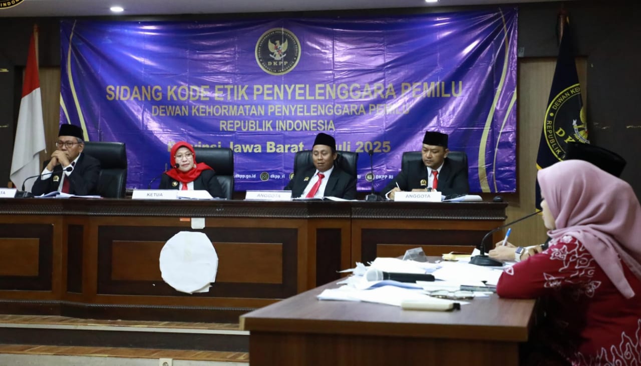 Kota Bekasi - Dewan Kehormatan Penyelenggara Pemilu (DKPP) menggelar sidang pemeriksaan dugaan pelanggaran Kode Etik Penyelenggara Pemilu (KEPP) terhadap Ketua dan anggota Bawaslu Kota Bekasi.