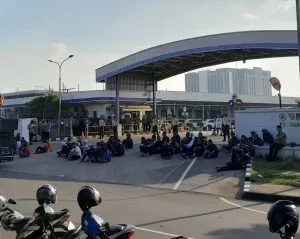 Kabupaten Bekasi - Aksi demonstrasi oleh buruh pada Selasa (8/7/2025) sore di depan pabrik PT YMMA.