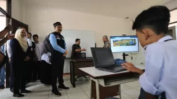 Kota Bekasi - Menteri Sosial Saifullah Yusuf saat meninjau uji coba sekolah rakyat di Sekolah Terpadu Pangudi Luhur di Kota Bekasi, Rabu (9/7/2025).