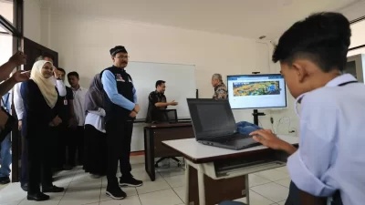 Kota Bekasi - Menteri Sosial Saifullah Yusuf saat meninjau uji coba sekolah rakyat di Sekolah Terpadu Pangudi Luhur di Kota Bekasi, Rabu (9/7/2025).