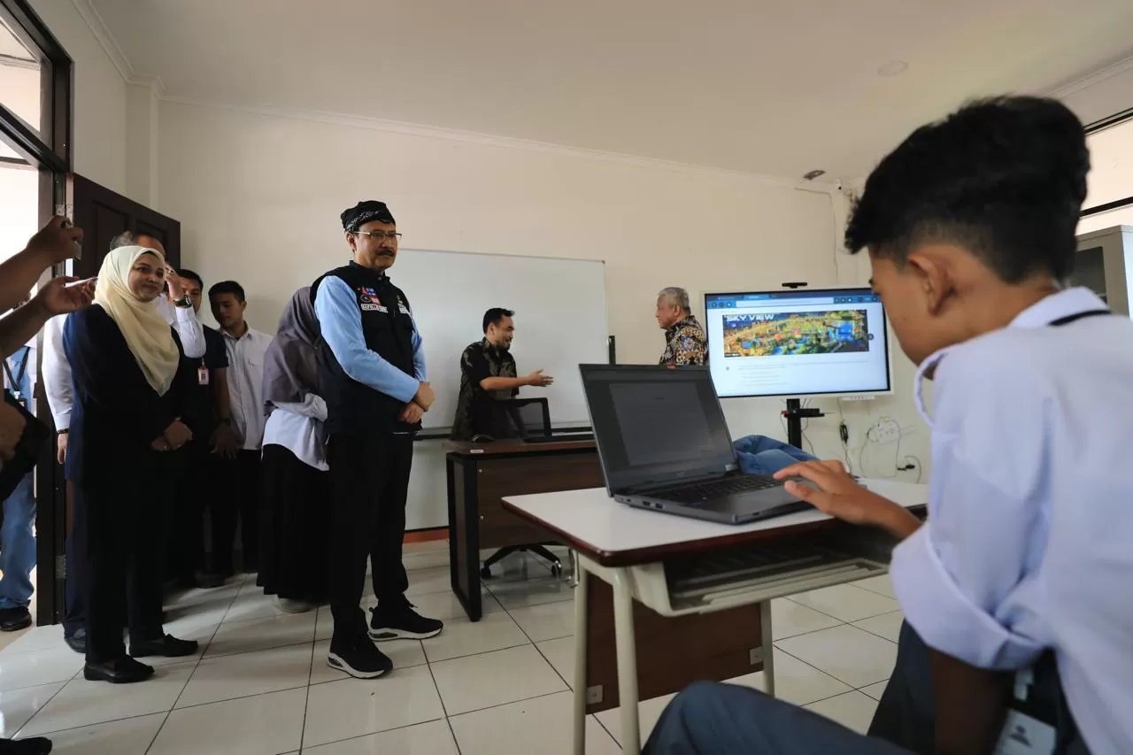 Kota Bekasi - Menteri Sosial Saifullah Yusuf saat meninjau uji coba sekolah rakyat di Sekolah Terpadu Pangudi Luhur di Kota Bekasi, Rabu (9/7/2025).