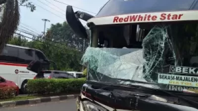 Kota Bekasi - Kecelakaan beruntun yang melibatkan empat kendaraan terjadi di Jalan Chairil Anwar, Kelurahan Margahayu, Bekasi Timur, depan Kantor DPRD Kota Bekasi, pada Jumat (11/7/2025) sekitar pukul 10.30 WIB.