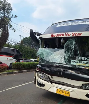 Kota Bekasi - Kecelakaan beruntun yang melibatkan empat kendaraan terjadi di Jalan Chairil Anwar, Kelurahan Margahayu, Bekasi Timur, depan Kantor DPRD Kota Bekasi, pada Jumat (11/7/2025) sekitar pukul 10.30 WIB.