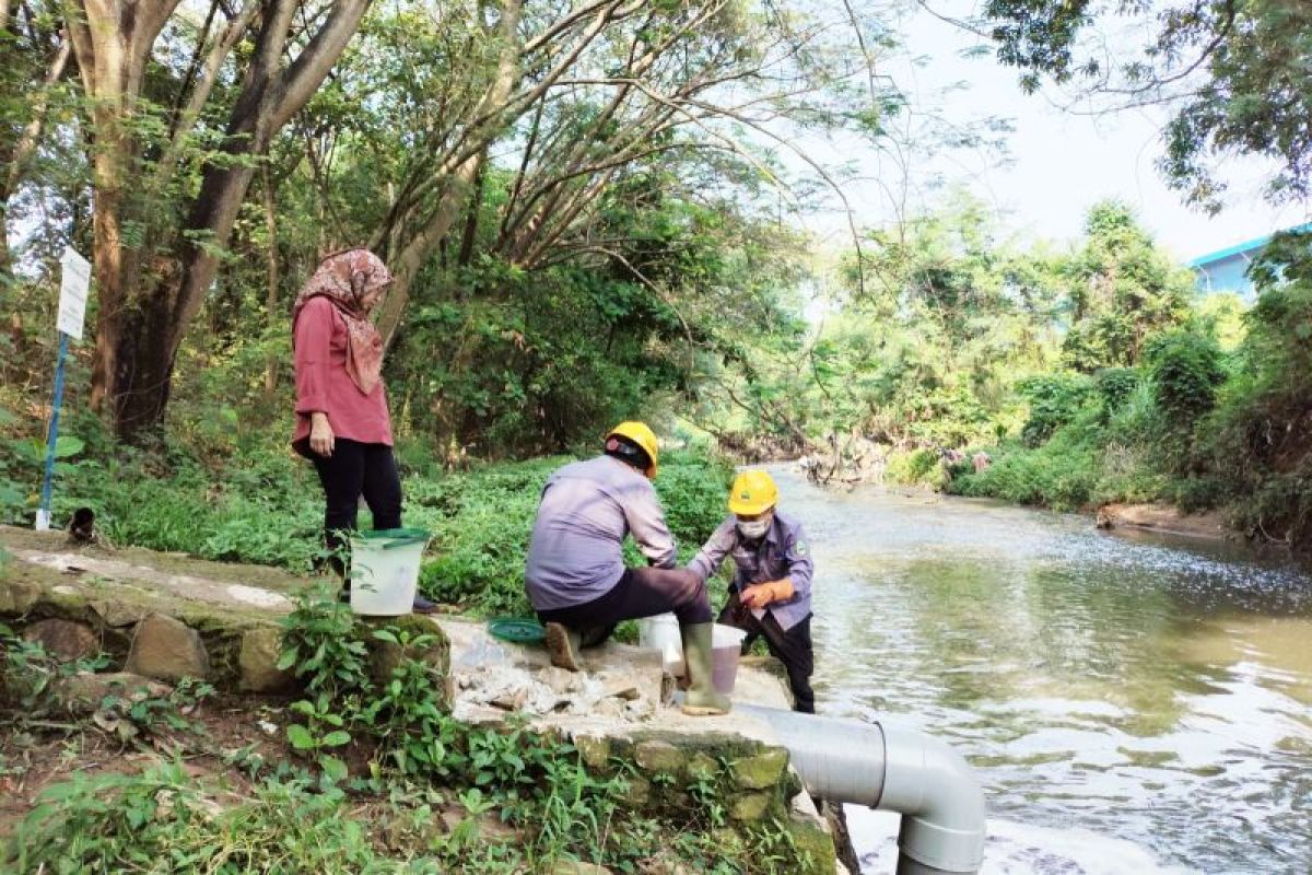 Kabupaten Bekasi - Tim Perlindungan dan Pengelolaan Lingkungan Hidup (PPLH) Dinas Lingkungan Hidup Jawa Barat melakukan Sidak di Sungai Cilemahabang Bekasi, Sabtu (12/7/2025)