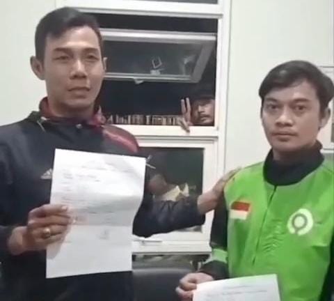 Kota Bekasi - Pengemudi ojol bernama Aprinaldi (27) yang bersitegang dengan Satpam Perumahan, Rezka Marten, berdamai.