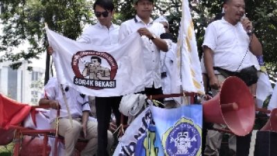 Kota Bekasi - Ratusan tenaga honorer non-database Badan Kepegawaian Negara (BKN) atau kategori R4 asal Kota Bekasi menggelar aksi unjuk rasa nasional di kawasan Patung Kuda, Monas, Jakarta, Senin (21/7/2025).