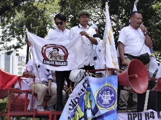 Kota Bekasi - Ratusan tenaga honorer non-database Badan Kepegawaian Negara (BKN) atau kategori R4 asal Kota Bekasi menggelar aksi unjuk rasa nasional di kawasan Patung Kuda, Monas, Jakarta, Senin (21/7/2025).