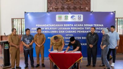 Bekasi - Bupati dan Wali Kota Bekasi Ade Kuswara Kunang dan Tri Adhianto saat menandatangani berita acara serahterima aset Perumda Tirta Bhagasasi ke Tirta Patriot.