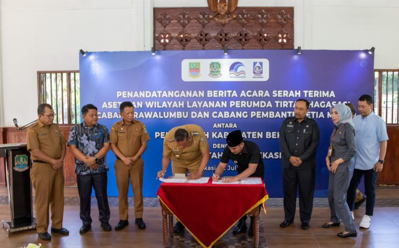 Bekasi - Bupati dan Wali Kota Bekasi Ade Kuswara Kunang dan Tri Adhianto saat menandatangani berita acara serahterima aset Perumda Tirta Bhagasasi ke Tirta Patriot.