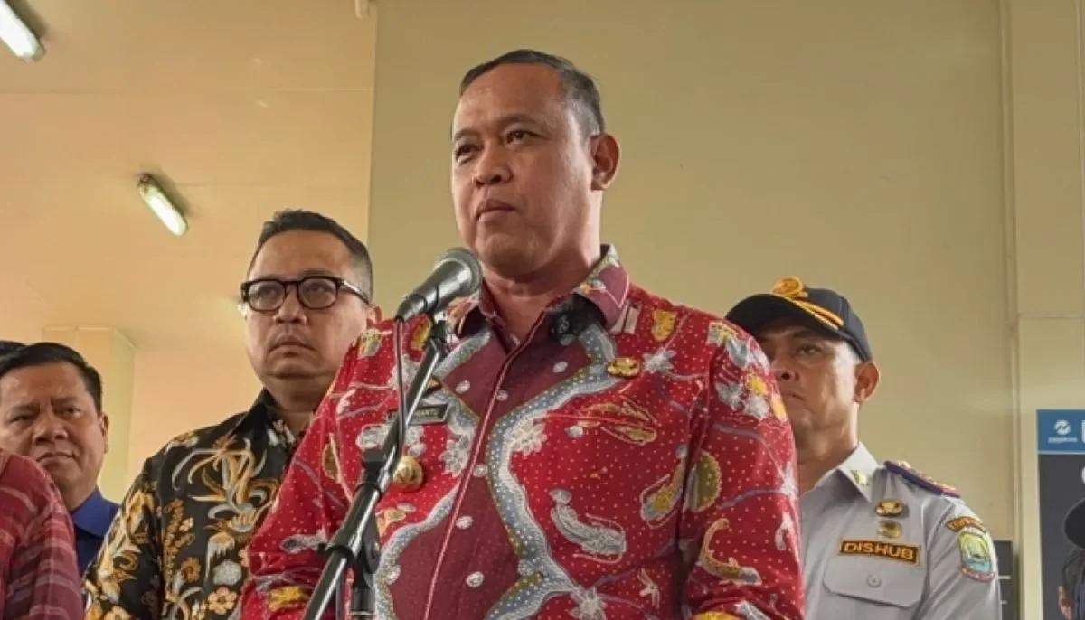 Kota Bekasi - Wali Kota Bekasi Tri Adhianto usai peluncuran TransJabodetabek B25 trayek Dukuh Atas-Bekasi Bersama Gubernur Jakarta Pramono Anung.