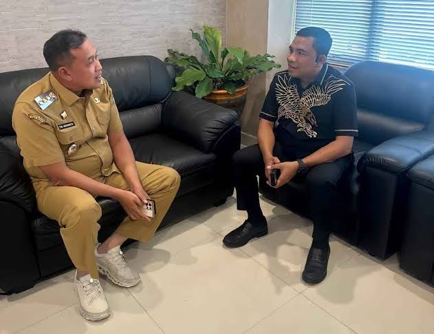 Kota Bekasi - Wali Kota Bekasi Tri Adhianto bersama Aldo Sirait