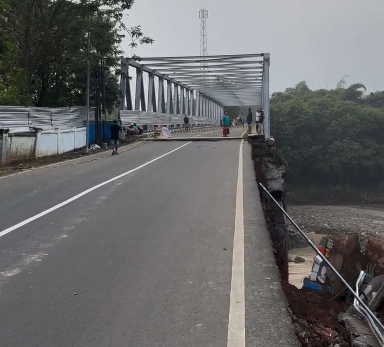 Kabupaten Bekasi - Jembatan Cipamingkis di Kabupaten Bekasi ambles