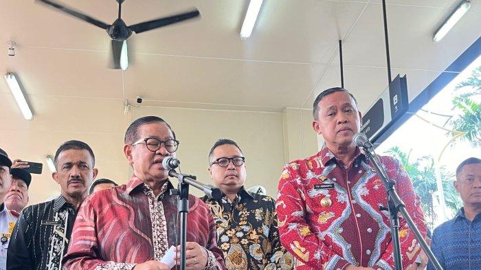 Kota Bekasi - Gubernur Jakarta Pramono Anung bersama Wali Kota Bekasi Tri Adhianto dalam peresmian Baru TransJabodetabek B25 Trayek Dukuh Atas–Bekasi.