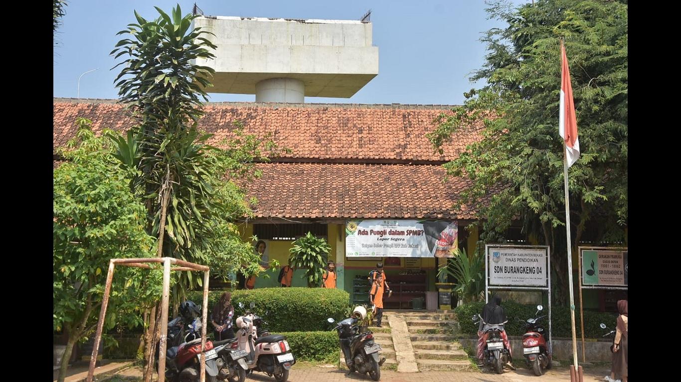 Kabupaten Bekasi - SDN Burangkeng 04 ditengah pembangunan Jalan Tol Jakarta-Cikampek (Japek) II Selatan Paket IIA Setu–Sukaragam.