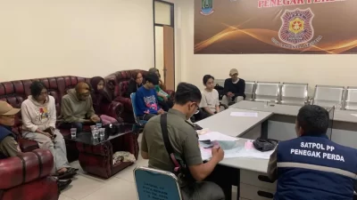 Kota Bekasi - Satuan Polisi Pamong Praja (Satpol PP) Kota Bekasi menggelar razia yustisi di sejumlah rumah indekos di kawasan Jatiasih dan Bantargebang, Rabu (30/7/2025).