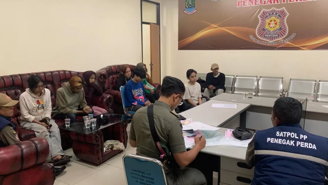 Kota Bekasi - Satuan Polisi Pamong Praja (Satpol PP) Kota Bekasi menggelar razia yustisi di sejumlah rumah indekos di kawasan Jatiasih dan Bantargebang, Rabu (30/7/2025).