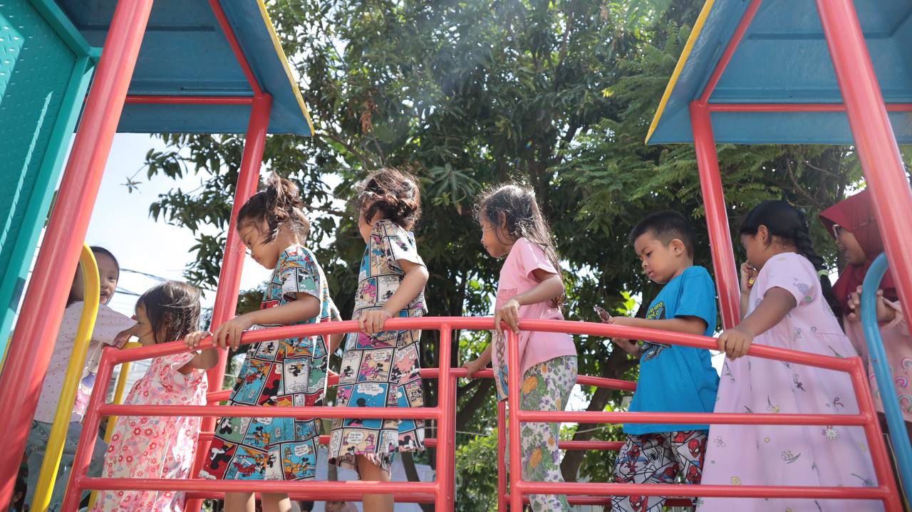 Kota Bekasi - Taman bermain baru yang berlokasi di RW 26, Kelurahan Teluk Pucung, Kecamatan Bekasi Utara.