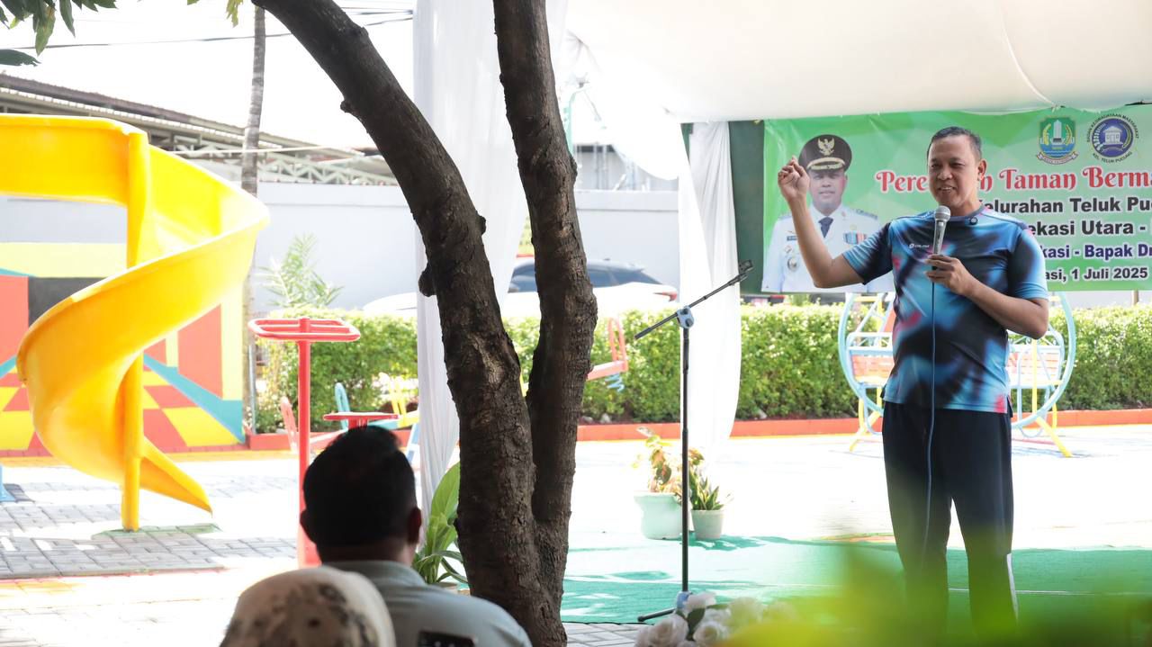 Kota Bekasi - Wali Kota Bekasi, Tri Adhianto, meresmikan taman bermain baru yang berlokasi di RW 26, Kelurahan Teluk Pucung, Kecamatan Bekasi Utara, Selasa (1/7/2025).