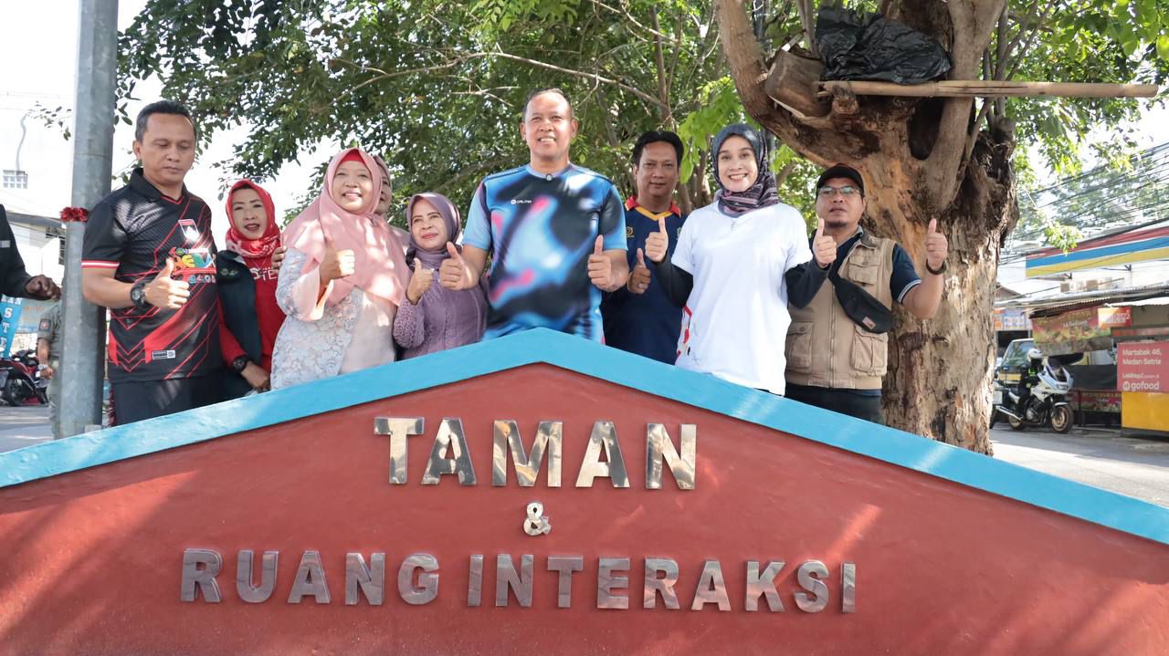 Kota Bekasi - Wali Kota Bekasi, Tri Adhianto, meresmikan taman baru yang berlokasi di sepanjang Jalan Pangeran Jayakarta, RW 02, Kelurahan Kali Baru, Kecamatan Medan Satria.