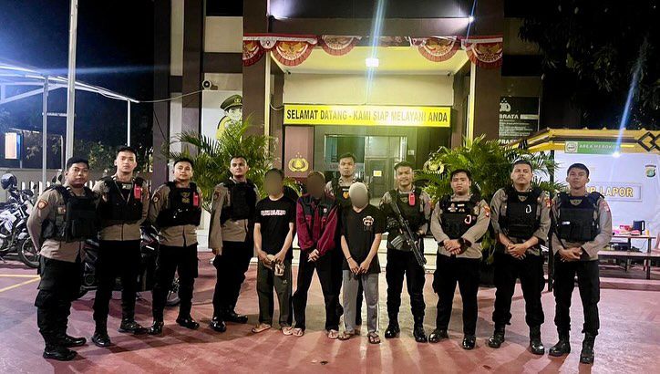 Kota Bekasi - Polisi mengamankan tiga remaja yang diduga membawa narkoba jenis tembakau sintetis pada Selasa (1/6/2025) dini hari, sekitar pukul 03.30 WIB.