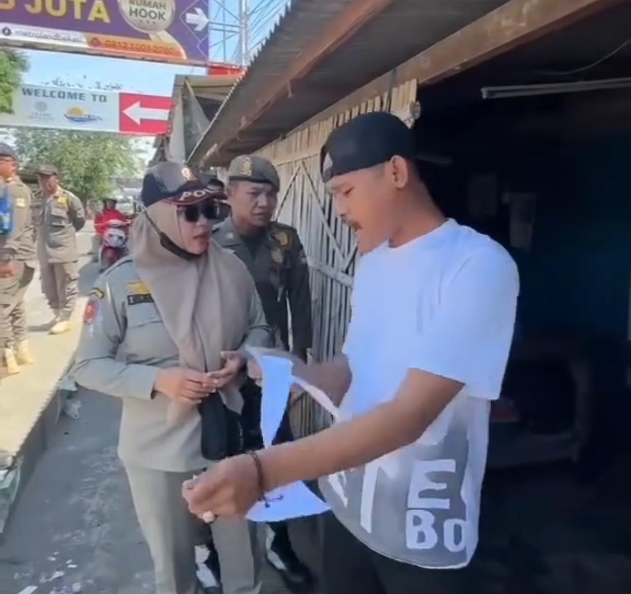 Kabupaten Bekasi - Tangkapan layar viral warga robek SP Pembongkaran Bangli dari satpol PP di Babelan, Kabupaten Bekasi.