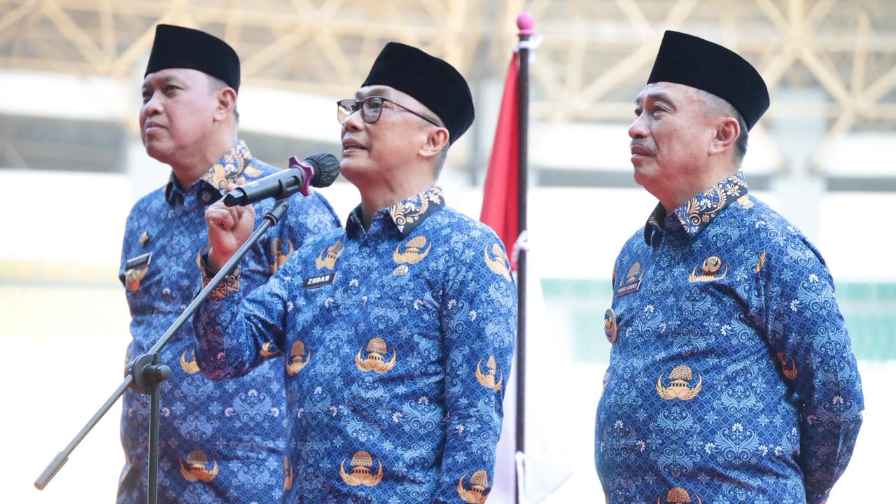 Kota Bekasi- Wali Kota Bekasi dan Wakil Wali Kota Bekasi, Tri Adhianto - Harris Bobihoe bersama dengan Kepala Badan Kepegawaian Negara (BKN), Zudan Arif Fakrulloh, dalam pelantikan PPPK di Stadion Patriot Candrabhaga.