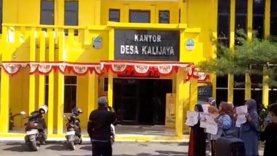 Kabupaten Bekasi - Puluhan warga RT 01, RW 02, Kampung Ketapang, Desa Kalijaya, Kabupaten Bekasi, menggelar aksi demonstrasi di Kantor Desa Kalijaya pada Rabu (2/7/2025).